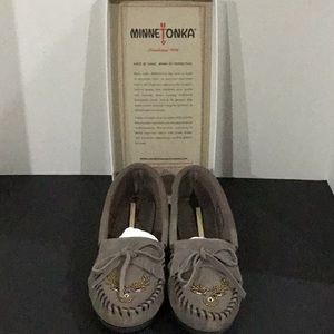Minnetonka Women's Moccasin Grey 8.5 m - Holiday